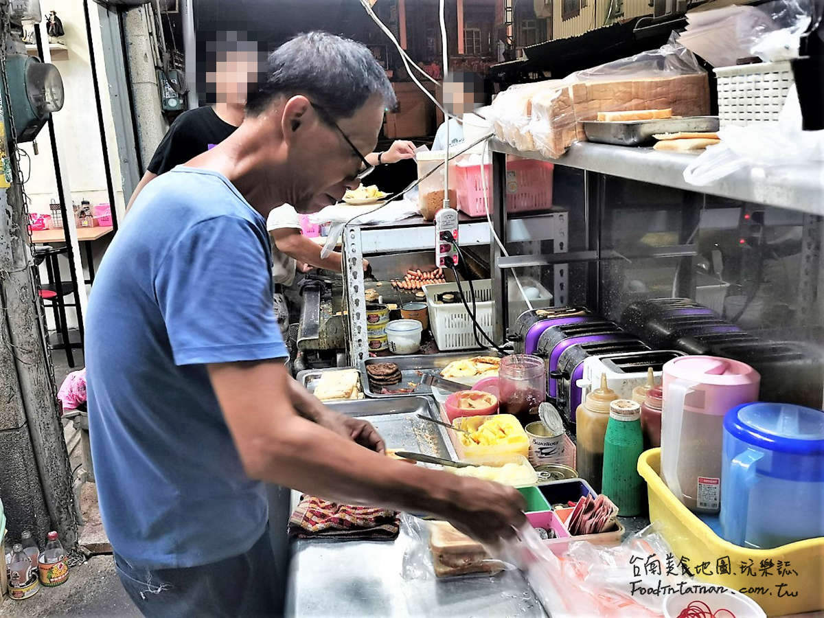 台南推薦平價傳統宵夜點心美食-文化街無名蛋餅草莓吐司