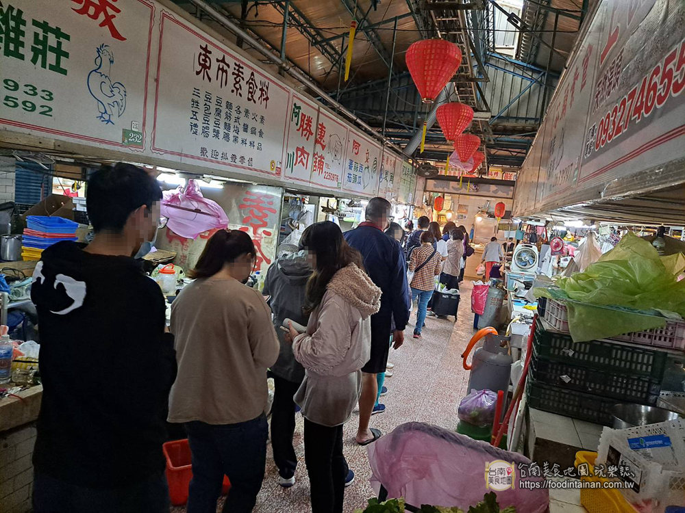 台南中西區美食 百年老市東菜市場裡的春捲老攤 綠色的菠菜春捲皮超獨特又q韌 台南美食地圖 玩樂誌